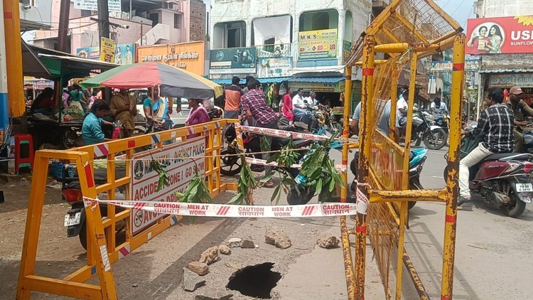 கான்கிரீட் சாலையில் 5 அடி ஆழத்திற்க்கு தீடீர் பள்ளம் : வாகன ஓட்டிகள் அச்சம்
