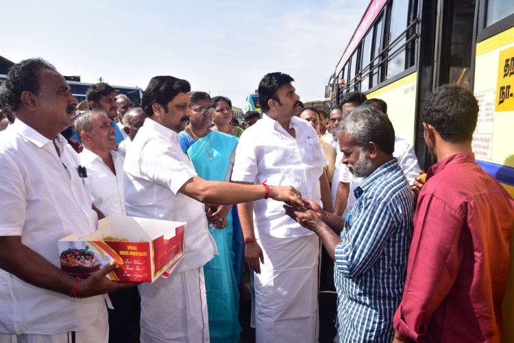 பயன்பாட்டிற்கு வந்த நாமக்கல் புதிய பஸ் நிலையத்தில் பயணிகளுக்கு இனிப்புகள் வழங்கி மகிழ்ச்சியை தெரிவித்த MP கே ஆர் என் ராஜேஷ்குமார்